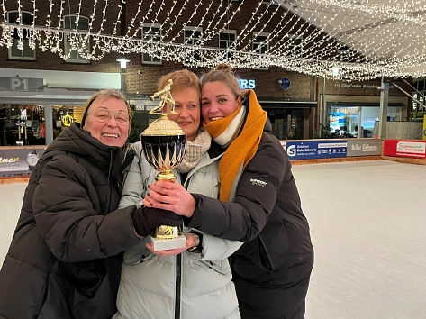 Spontan in der Vorweihnachtszeit für ein ausgefallenes Team eingesprungen, holten sich „Die Spontanen“ in diesem Jahr den begehrten „Volmer-Cup“. © Stadtmarketingverein WIM e.V.