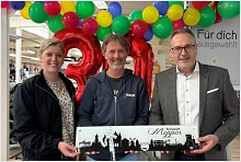Bürgermeister Helmut Knurbein (rechts) und Citymanagerin Janine Wester (links) gra-tulierten Andreas Schneiders (Mitte) zum 30-jährigen Bestehen des Babyfachmarktes und überreichten ihm als Ge-schenk die „Meppener Skyline“.