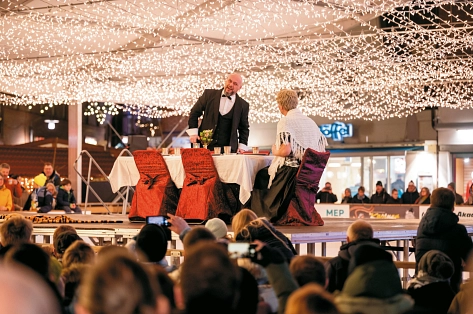 „The same procedure as every year“ mit dem Kult-Sketch „Dinner for one“ auf der Eisfläche auf dem Meppener Weihnachtsmarkt. © Schöning Fotodesign