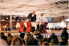 „The same procedure as every year“ mit dem Kult-Sketch „Dinner for one“ auf der Eisfläche auf dem Meppener Weihnachtsmarkt.