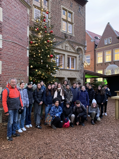 Beeindruckt zeigten sich die Austauschschüler*innen auch von der weihnachtlichen Dekoration des Rathauswaldes. Hier wurden sie vom stellvertretenden Bürgermeister Martin Tecklenburg (links) empfangen. © Stadt Meppen