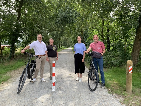 Der neue Radweg wurde von Bürgermeister Helmut Knurbein (links) und Bernhard Siepker, Ortsvorsteher von Apeldorn, bereits einem ersten Praxistest unterzogen. Rad- und Fußverkehrsbeauftragte Nane Langius und Philipp Markus, Fa. KreativGarten, haben das Projekt gemeinsam koordiniert. © Stadt Meppen