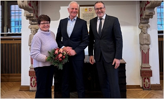 Bürgermeister Helmut Knurbein (rechts) dankte Wilhelm Gößling für die gute Zusammenarbeit verbunden mit Glückwünschen zum Eintritt in den Ruhestand.