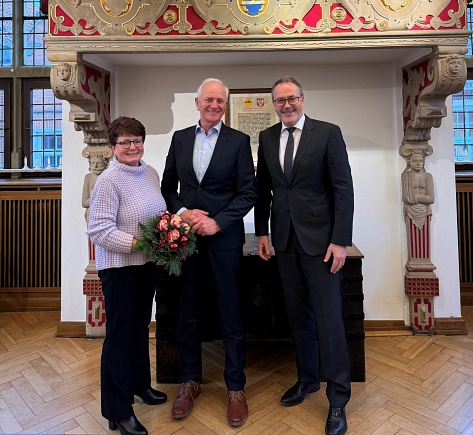 Bürgermeister Helmut Knurbein (rechts) dankte Wilhelm Gößling für die gute Zusammenarbeit verbunden mit Glückwünschen zum Eintritt in den Ruhestand. © Stadt Meppen