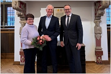 Bürgermeister Helmut Knurbein (rechts) dankte Wilhelm Gößling für die gute Zusammenarbeit verbunden mit Glückwünschen zum Eintritt in den Ruhestand.