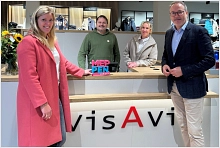 Bürgermeister Helmut Knurbein (rechts), Christian Hofschlag (2.v.l.), Carina Pulz (2.v.r.) so-wie Citymanagerin Janine Wester (links) freuen sich auf die Eröffnung des neuen Vis-A-Vis-Stores in der Rathauspassage in der Meppener Innenstadt.